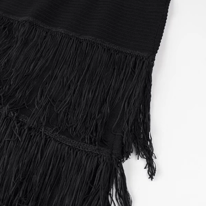 Détail des franges noires superposées sur cette élégante robe longue sans manches chic
