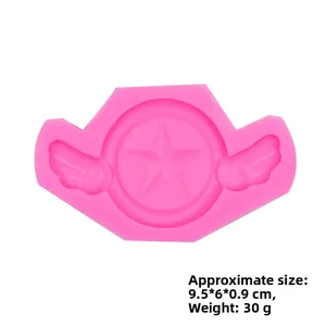 Dettaglio macro dello stampo in silicone con cuore alato per fondant e fai-da-te