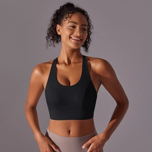 Détail d'un soutien-gorge de sport noir avec dos nageur et tissu anti-humidité extensible