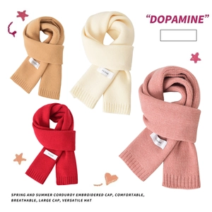 Écharpes tricotées pour enfants en beige, crème, rouge et rose pour l'hiver