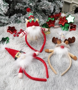 Nahaufnahme von Weihnachts-Haarreifen mit Weihnachtsmann und Rentier auf Fellteppich