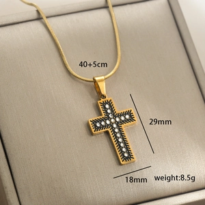 Détails du pendentif croix dorée avec strass blancs et dimensions précises indiquées