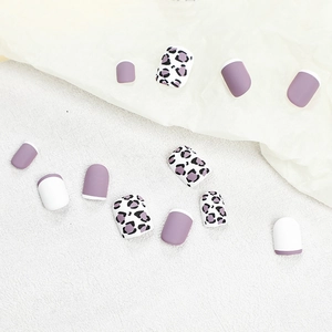 Faux ongles lavande violette imprimé léopard avec fini mat et pointes françaises