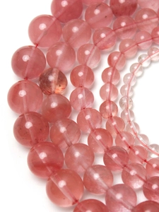 Nahaufnahme von lichtdurchlässigen rosa Kristallperlen in verschiedenen Größen für DIY-Schmuck
