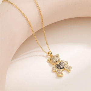 Détail du pendentif ours doré serti de zircons clairs et d'un cœur en zircon noir