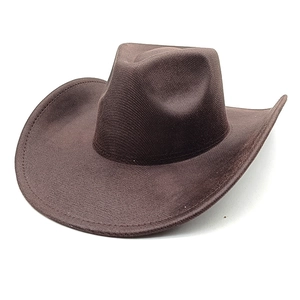Gros plan d'un chapeau de cow-boy en feutre marron foncé avec large bord et détails