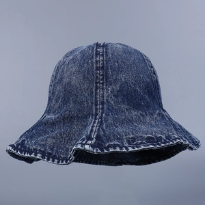 Gros plan sur le chapeau bob en denim avec texture délavée à l'acide et coutures rétro