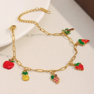 Détail du bracelet trombone plaqué or 18K avec breloques de fruits en émail coloré et fermoir