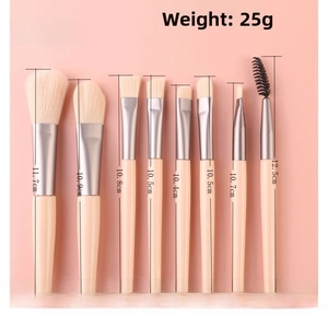 Detail view of 8-piece makeup brush set with dimensions ranging from 10.4cm to 12.5cm