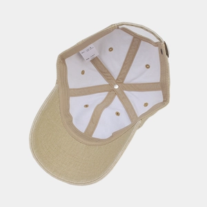 Détail de l'intérieur d'une casquette en coton kaki montrant les coutures et l'étiquette 100% coton
