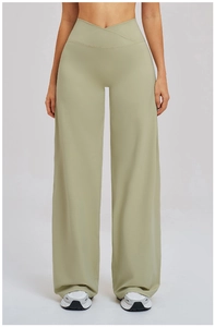 Gros plan sur la taille haute croisée en V du pantalon large brossé vert clair