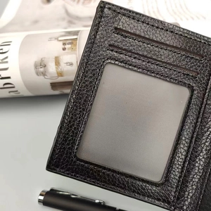 Primer plano de billetera de cuero negro con ranuras para tarjetas y ventana de ID clara