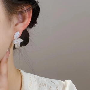 Boucles d'oreilles feuilles en argent pour femme avec cristaux micro-pavés et design floral