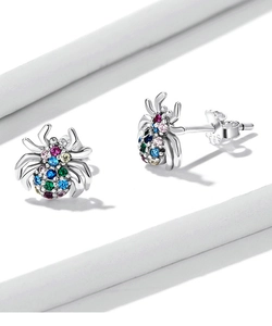 Makroaufnahme von S925 Sterling Silber Spinnen Ohrringen mit bunten Zirkonia