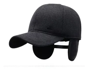 Détail de la casquette de baseball d'hiver gris foncé avec protège-oreilles et logo Sport