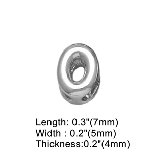 Dettaglio pendente lettera O in argento lucido con dimensioni 7x5mm su sfondo bianco