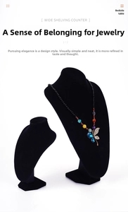 Gros plan du pendentif papillon sur un support en velours noir pour bijoux