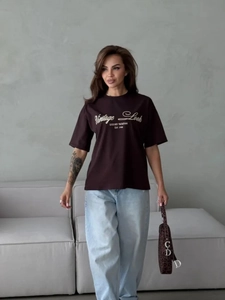 Καφέ vintage βαμβακερό T-shirt με σχέδιο συνδυασμένο με γαλάζιο τζιν σε μοντέλο μόδας