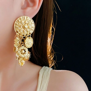 Orecchini vintage dorati con disco a rilievo e ciondoli a nappa in stile retrò elegante