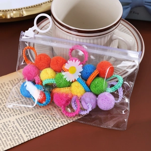 Gros plan d'élastiques à cheveux en peluche colorés dans une pochette transparente