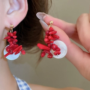 Detailansicht der Boho-Ohrringe mit roten Korallenperlen und Muschelscheiben