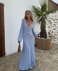 Détails de la robe longue en maille crochet bleu clair à manches longues et col en V profond