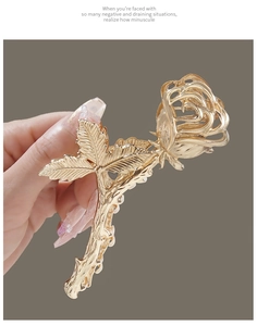 Détail macro d'une pince à cheveux rose en métal doré montrant la texture raffinée
