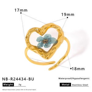Detailed dimensions of heart-shaped gold-plated stainless steel ring with blue dried flower