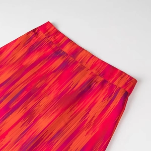 Detail des hohen Bundes eines rot-violett gestreiften Rocks im Boho-Stil