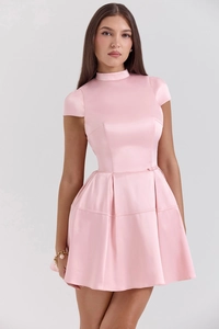 Dettaglio dell'abitino in raso rosa che mostra la texture setosa e l'elegante collo alto
