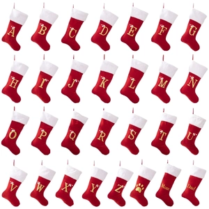 Set di 28 calze di Natale in velluto rosso con lettere dorate ricamate su risvolto bianco