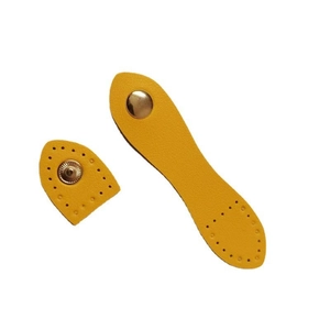 Detailansicht der gelben Leder-Taschenschnalle mit goldenem Druckknopf für Bastelarbeiten