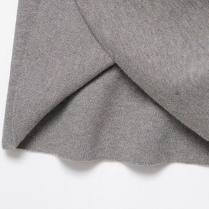Ensemble haut en tricot à col et jupe midi gris avec détails de texture de maille douce