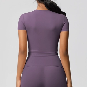 Vue arrière du t-shirt de sport violet ajusté en tissu brossé pour le fitness et le yoga