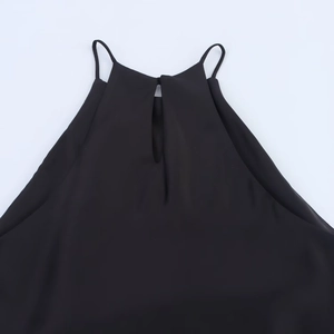 Dettaglio di un abito midi nero con scollo all'americana e design cut-out