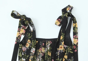 Detail des Blumenkleids mit verstellbaren Bindeträgern und elastischem Smok-Rückendesign