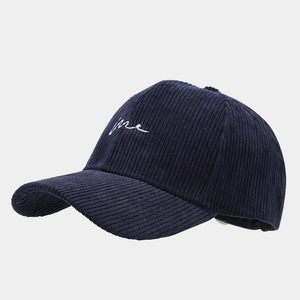 Détail de la texture en velours côtelé de la casquette avec broderie blanche Me rétro