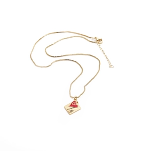Collier pendentif enveloppe doré avec cœur rouge et gravure 'I do' sur fond blanc