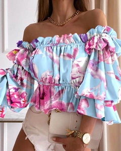 Detailansicht der schulterfreien Blumenbluse mit Rüschenausschnitt und Langarm