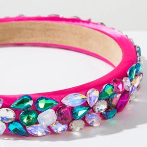 Détail du serre-tête de luxe avec cristaux colorés et strass sur tissu en satin
