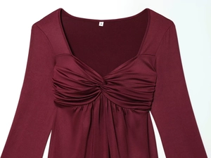 Detailansicht des weinroten V-Ausschnitt-Tops mit Knotendesign und geraffter Textur