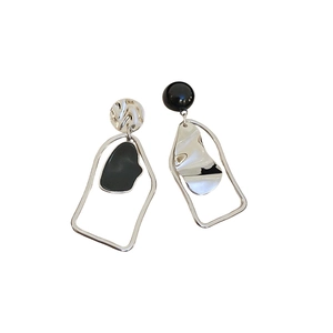 Boucles d'oreilles géométriques asymétriques argent et noir avec motifs ondulés irréguliers