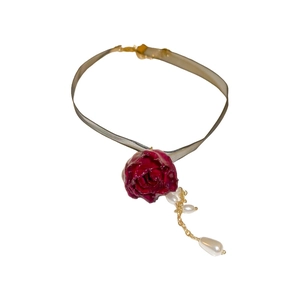 Vintage-Choker mit dunkelroter Rose, schwarzem Seidenband und eleganten Perlenanhängern