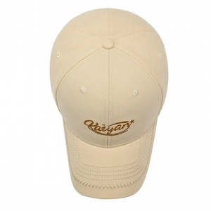 Casquette de baseball beige avec broderie Raiyan et surpiqûres décoratives sur fond blanc