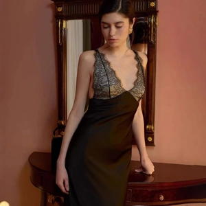 Elegantes schwarzes Seiden-Unterkleid mit zarter Spitze und schmalen Trägern für Feste