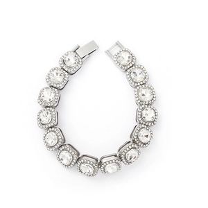 Vista superior de pulsera plateada con circonitas cuadradas sobre fondo blanco limpio