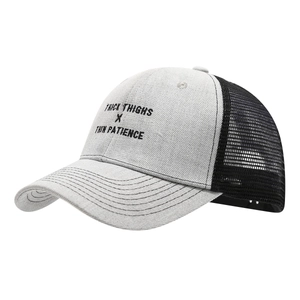 Stylische zweifarbige Trucker-Cap mit besticktem Thick Thighs Thin Patience Text