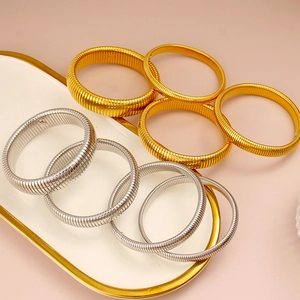 Set de 8 pulseras de resorte de acero inoxidable en oro y plata con textura de espiral