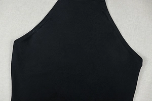 Détail de la texture tricotée et du col licou sur une robe moulante noire chic