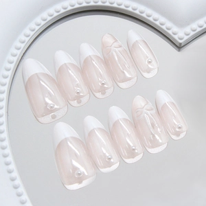 Elegante weiße French Tip Press-on-Nägel mit 3D-Chromschleifen und feinen Perlen